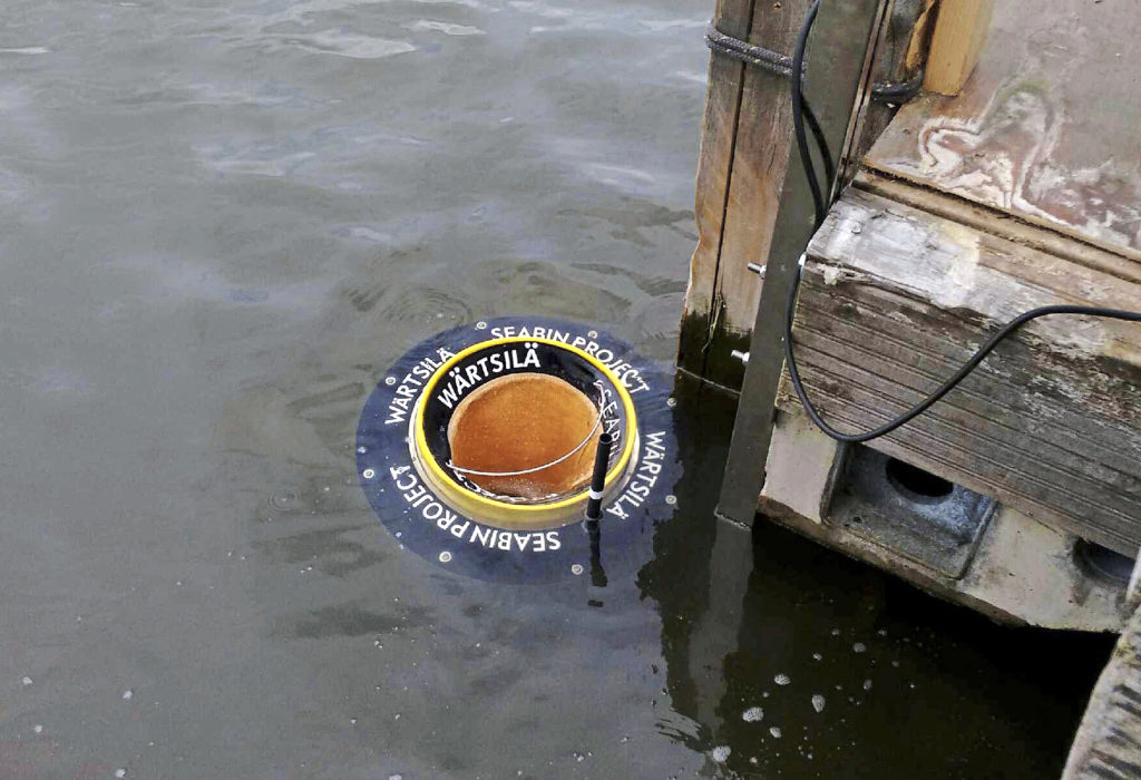 Helsingin Uunisaaren rannassa kokeillaan meressä kelluvien roskien automaattista keräämistä Seabin meriroskakorin avulla.