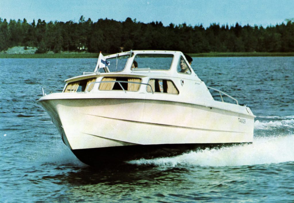 Finmar Seacabin. Suosittu ja suorituskykyinen perhevene kehitettiin pienen Cabin-mallin pohjalta muuttamalla perinteinen V-pohja syväksi V-pohjaksi.