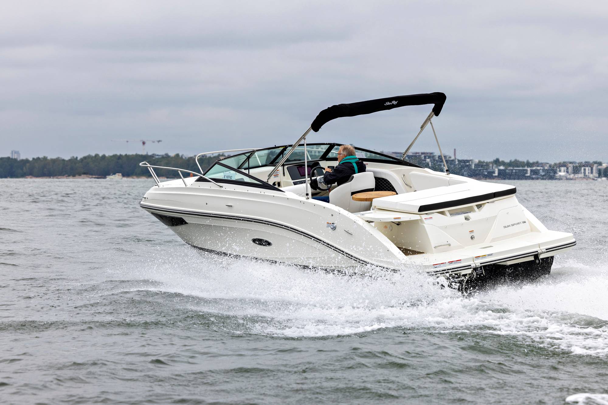 sea-ray-sun-sport-230-vauhtiin-ja-viihteeseen-kipparilehti-fi