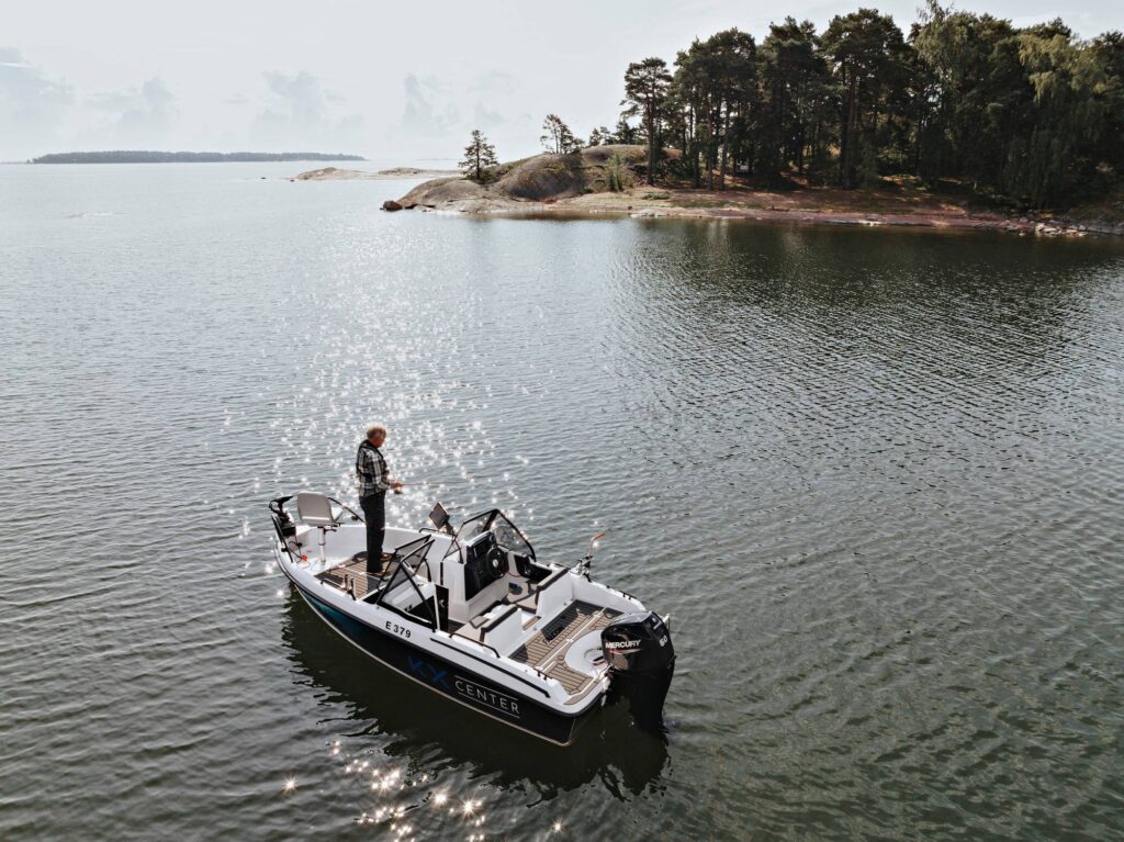 Falcon BRs 4 on alle viisi metriä pitkä, mutta hyvällä suunnittelulla veneen tilat ovat monipuolisemmat kuin kuvittelisi. Heittokalastajalle, tai -kalastajille, on hyvät paikat.