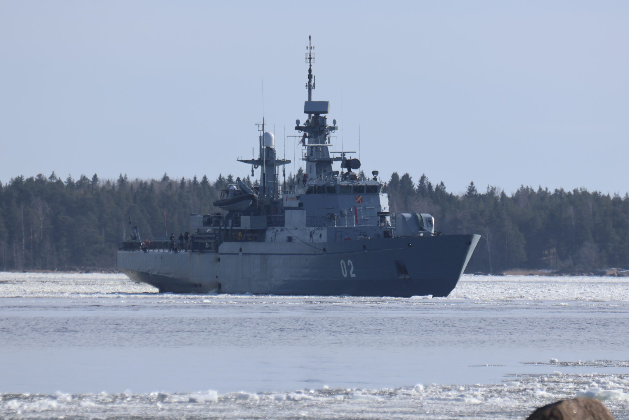 Kippari kohtasi miinalaiva Hämeenmaan valvontatehtävissä loppuviikosta. Operatiivista tehtävää suorittavan aluksen tarkkaa paikkaa, tai kuvausajankohtaa emme julkaise.